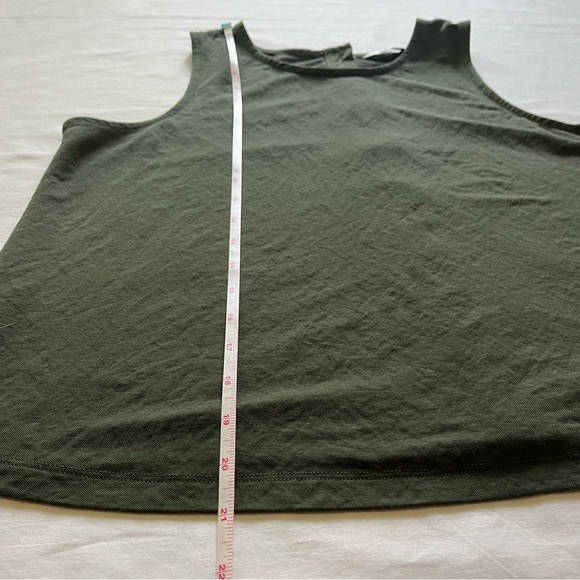 Cropped Crew-Neck Tank with Back Buttons - Picture 6 of 8
